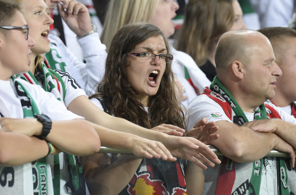 FOTO Singuri în mijlocul decibelilor » UEFA a fost ironizată printr-o coregrafie de zile mari la Varşovia