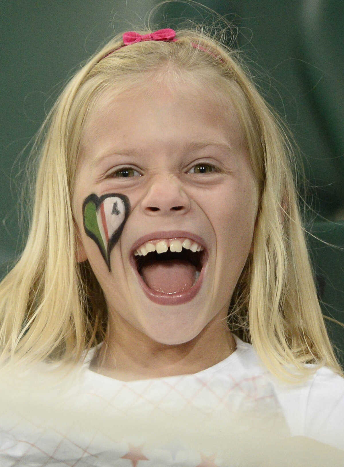FOTO Singuri în mijlocul decibelilor » UEFA a fost ironizată printr-o coregrafie de zile mari la Varşovia