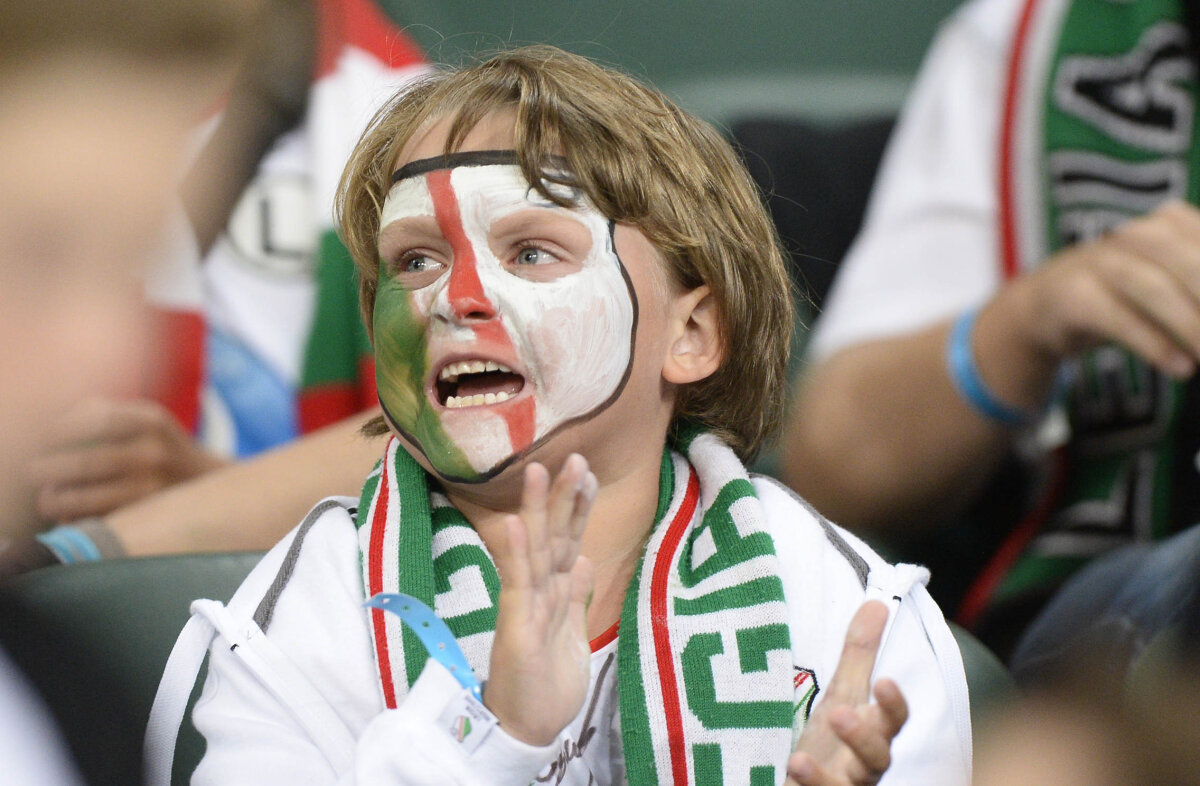 FOTO Singuri în mijlocul decibelilor » UEFA a fost ironizată printr-o coregrafie de zile mari la Varşovia