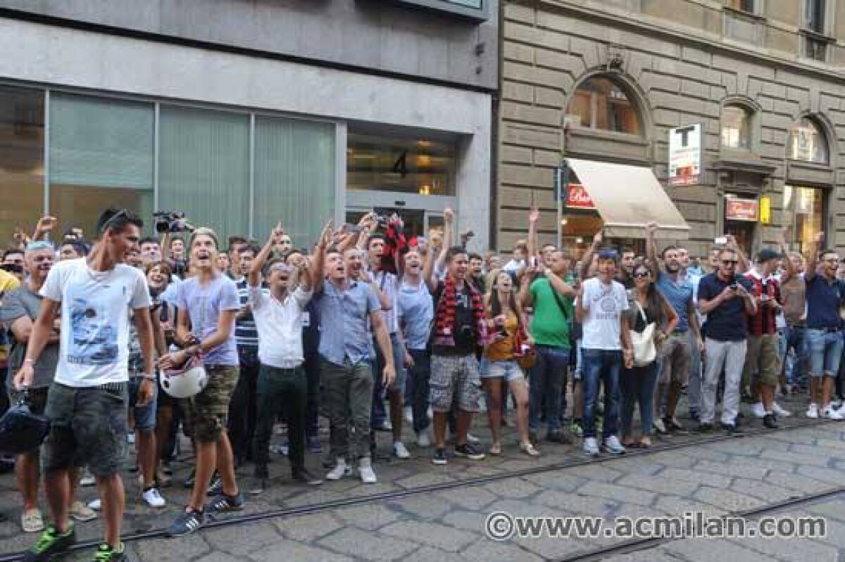 VIDEO&FOTO Kaka e în culmea fericirii: "Visam să aud din nou cîntecele fanilor milanezi dedicate mie" » Cele mai tari goluri ale brazilianului la Milan