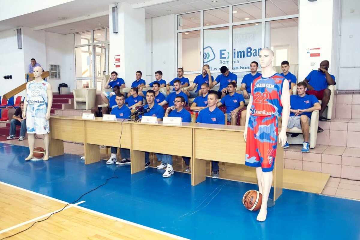 GALERIE FOTO / Comando pentru Liga Naţională! Steaua CSM şi-a prezentat lotul şi echipamentul