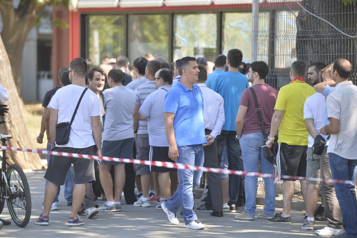 Bişniţar Arena » Şmenarii fac legea la Arena Naţională, mînă în mînă cu casierele şi cu musculoşii de la BGS