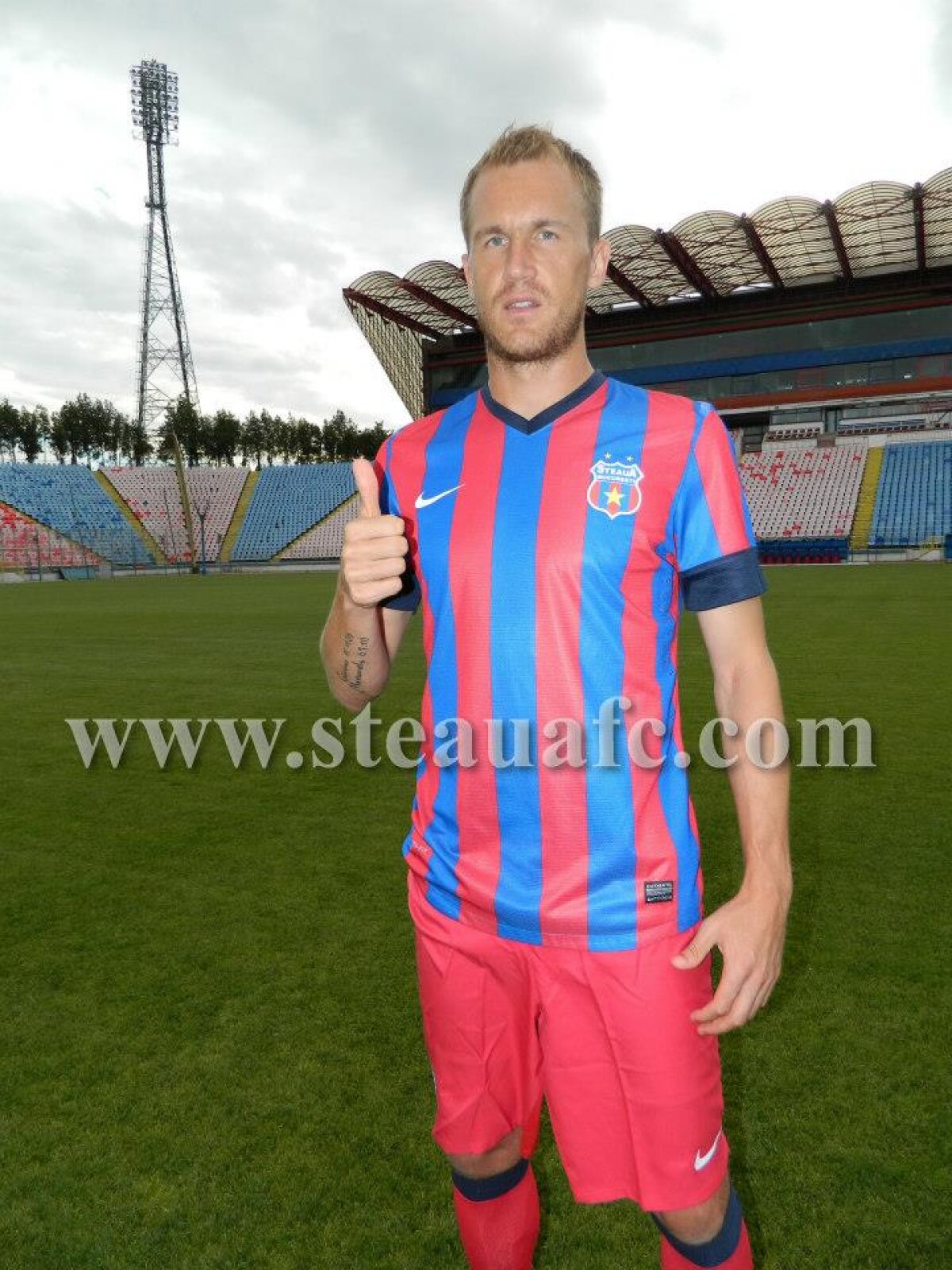 FOTO şi VIDEO Negocieri prin telefon şi email » Povestea ultimelor ore de mercato din Ghencea + Primele imagini cu Neagu şi "Kape" în roş-albastru