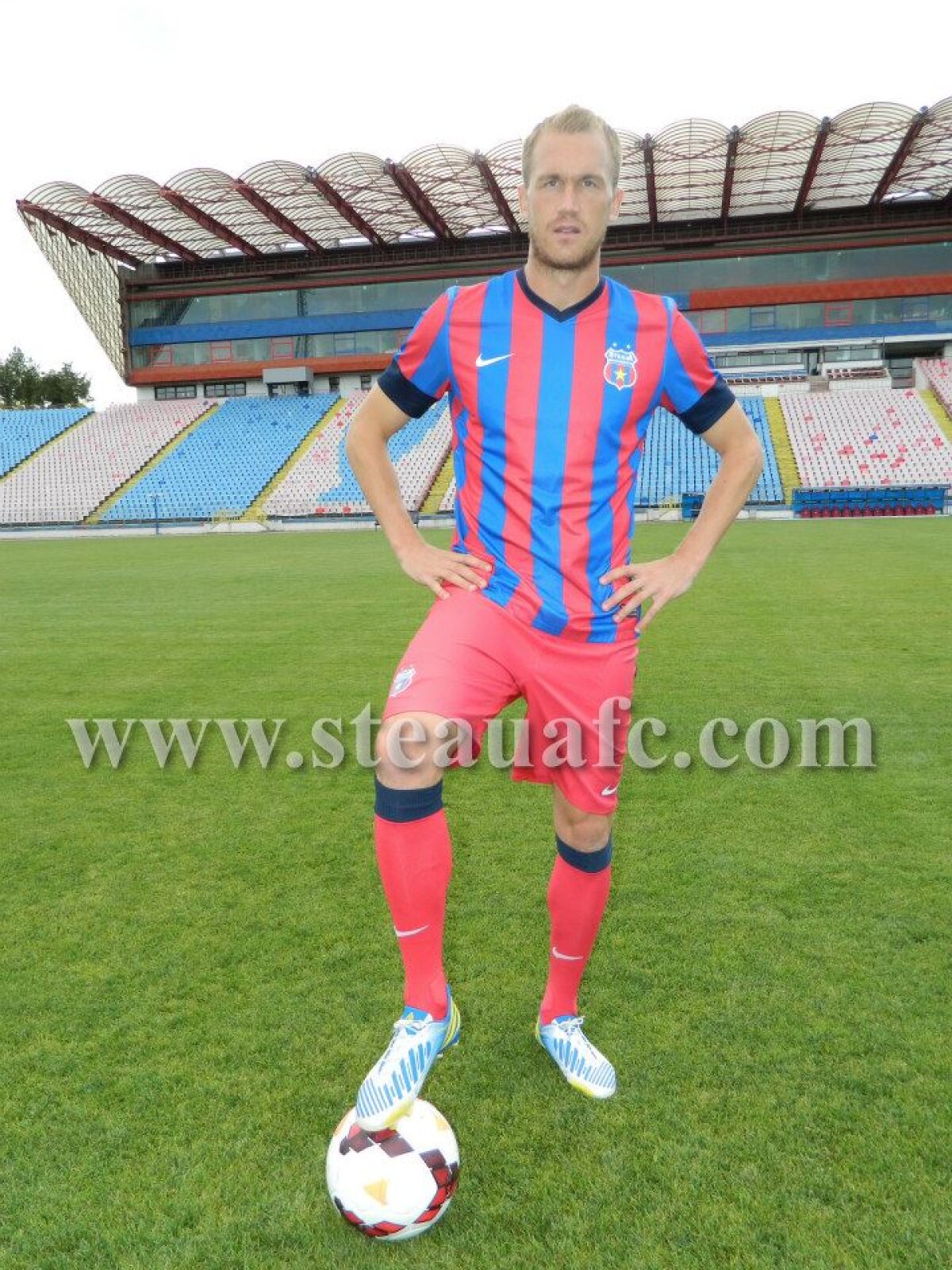 FOTO şi VIDEO Negocieri prin telefon şi email » Povestea ultimelor ore de mercato din Ghencea + Primele imagini cu Neagu şi "Kape" în roş-albastru