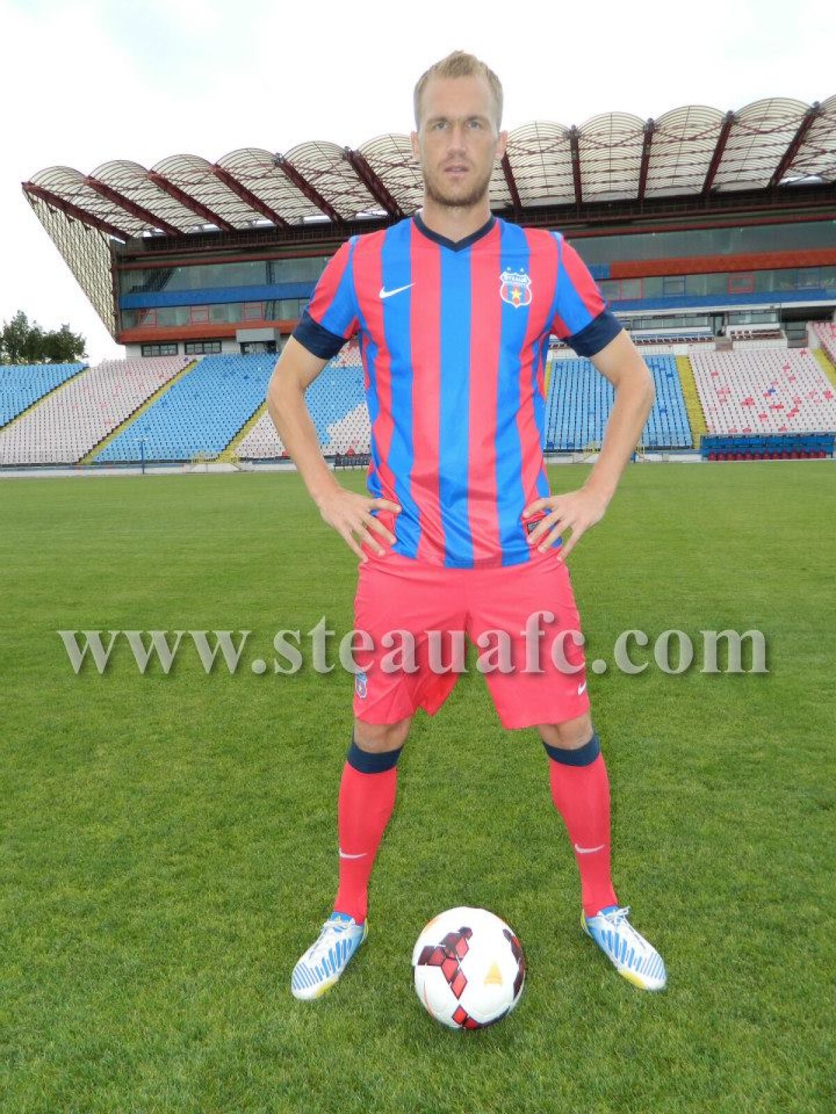 FOTO şi VIDEO Negocieri prin telefon şi email » Povestea ultimelor ore de mercato din Ghencea + Primele imagini cu Neagu şi "Kape" în roş-albastru