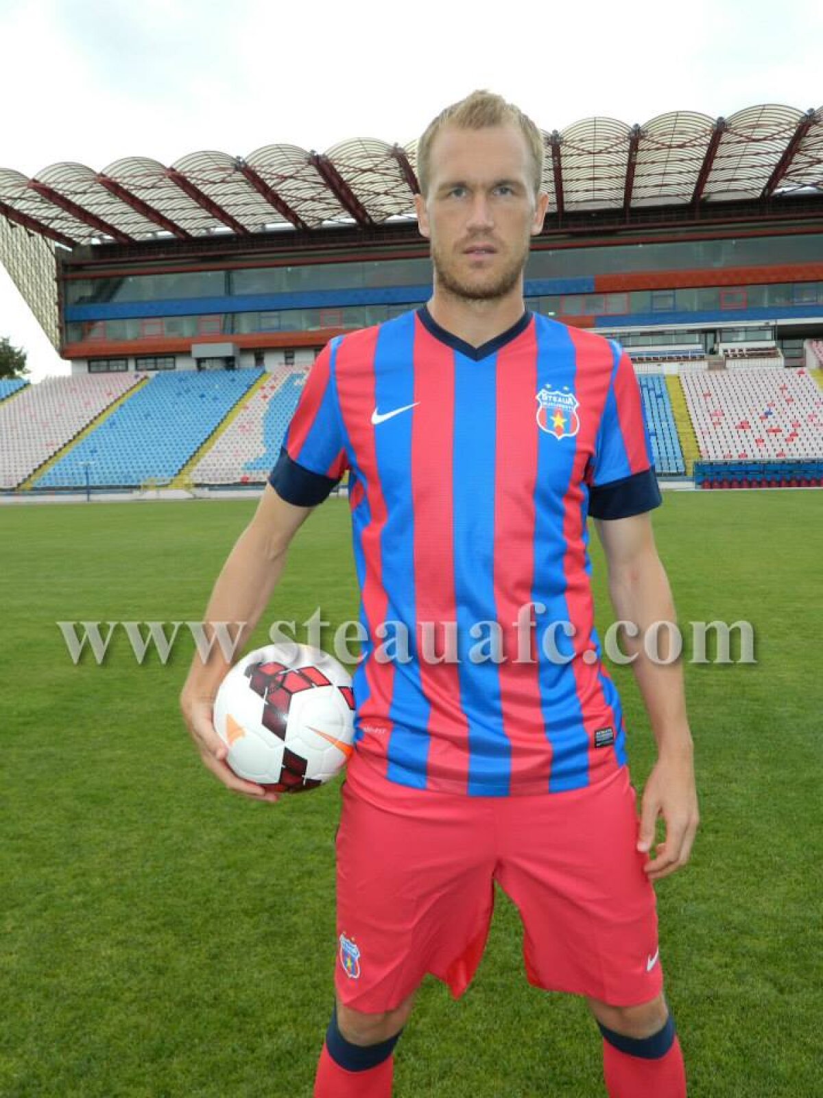 FOTO şi VIDEO Negocieri prin telefon şi email » Povestea ultimelor ore de mercato din Ghencea + Primele imagini cu Neagu şi "Kape" în roş-albastru