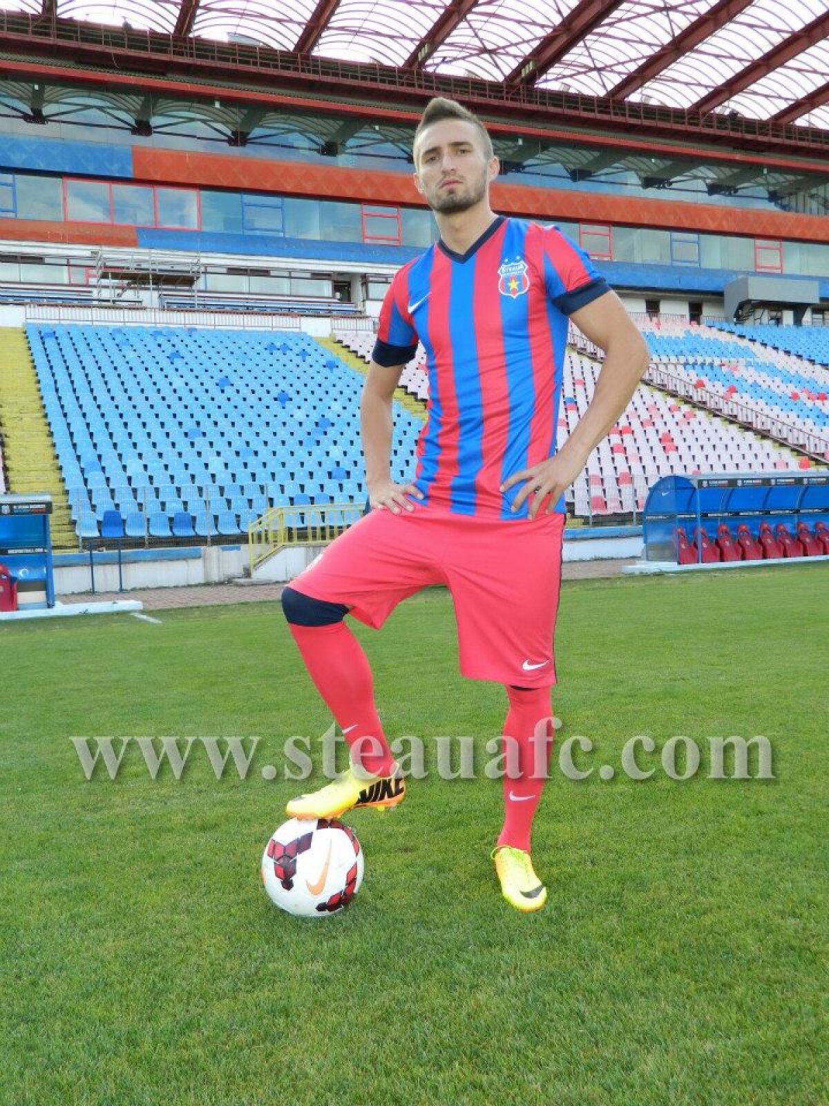 FOTO şi VIDEO Negocieri prin telefon şi email » Povestea ultimelor ore de mercato din Ghencea + Primele imagini cu Neagu şi "Kape" în roş-albastru