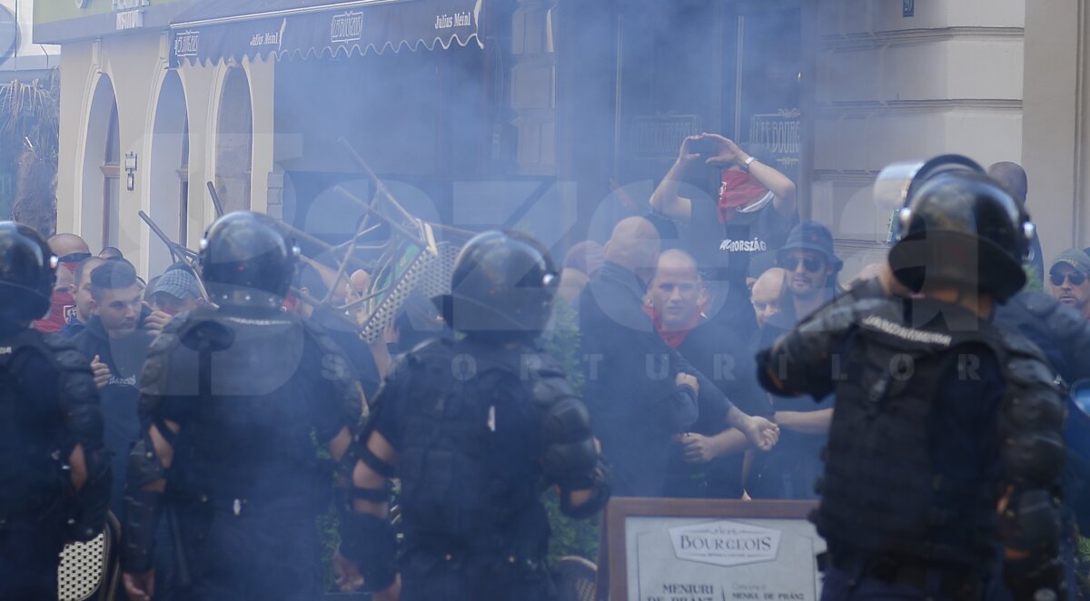 VIDEO şi FOTO Violenţele s-au mutat în stadion! Jandarmii au intervenit în forţă în sectorul ultraşilor maghiari