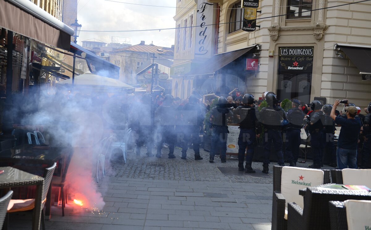 VIDEO şi FOTO Violenţele s-au mutat în stadion! Jandarmii au intervenit în forţă în sectorul ultraşilor maghiari