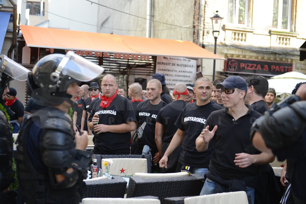 VIDEO şi FOTO Violenţele s-au mutat în stadion! Jandarmii au intervenit în forţă în sectorul ultraşilor maghiari