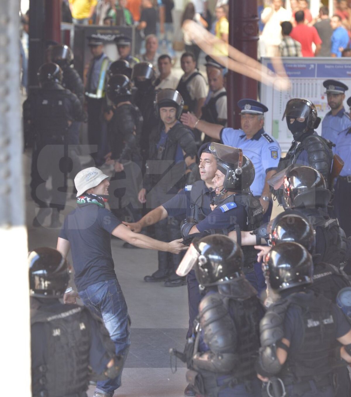 VIDEO şi FOTO Violenţele s-au mutat în stadion! Jandarmii au intervenit în forţă în sectorul ultraşilor maghiari