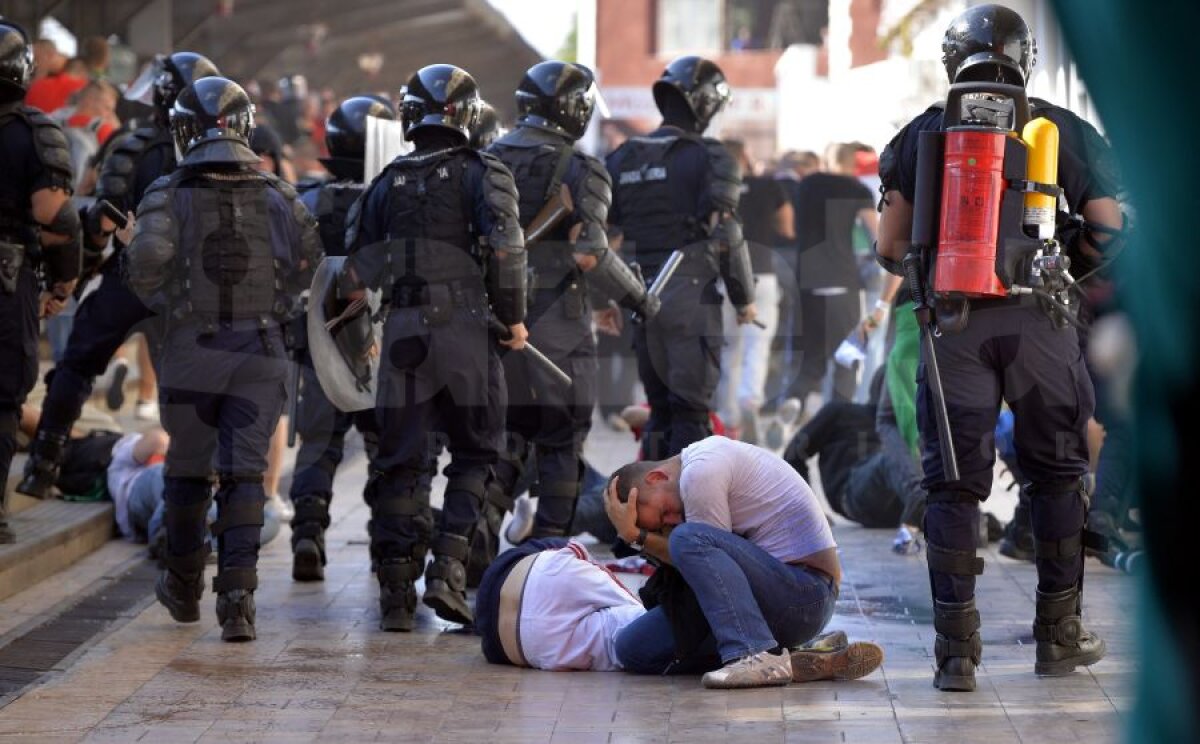 VIDEO şi FOTO Violenţele s-au mutat în stadion! Jandarmii au intervenit în forţă în sectorul ultraşilor maghiari