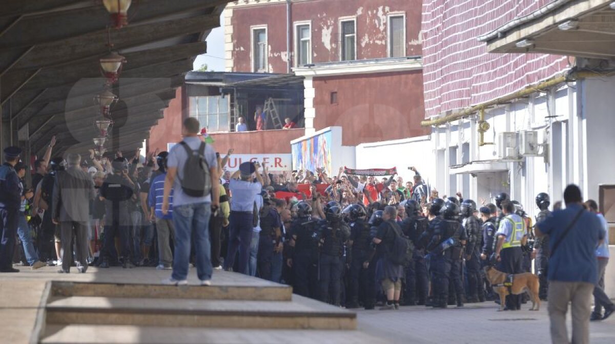 VIDEO şi FOTO Violenţele s-au mutat în stadion! Jandarmii au intervenit în forţă în sectorul ultraşilor maghiari