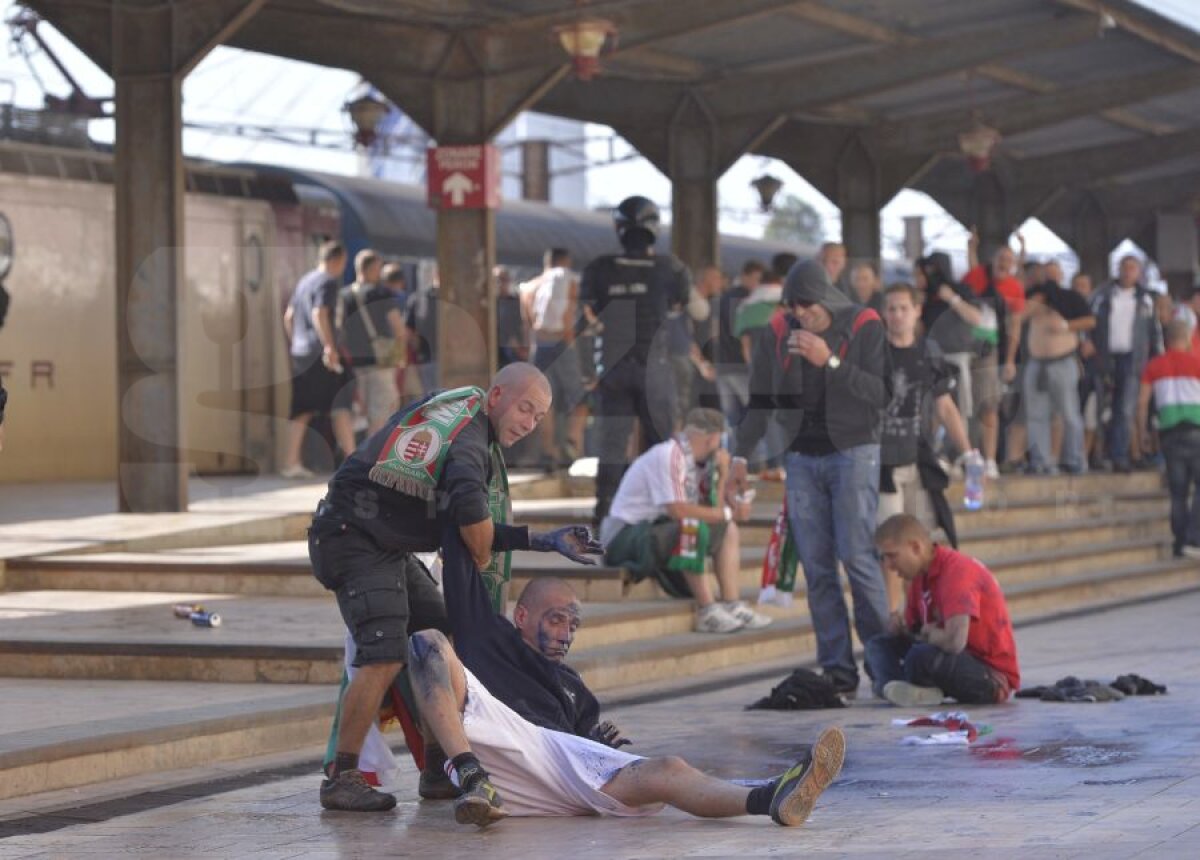 VIDEO şi FOTO Violenţele s-au mutat în stadion! Jandarmii au intervenit în forţă în sectorul ultraşilor maghiari