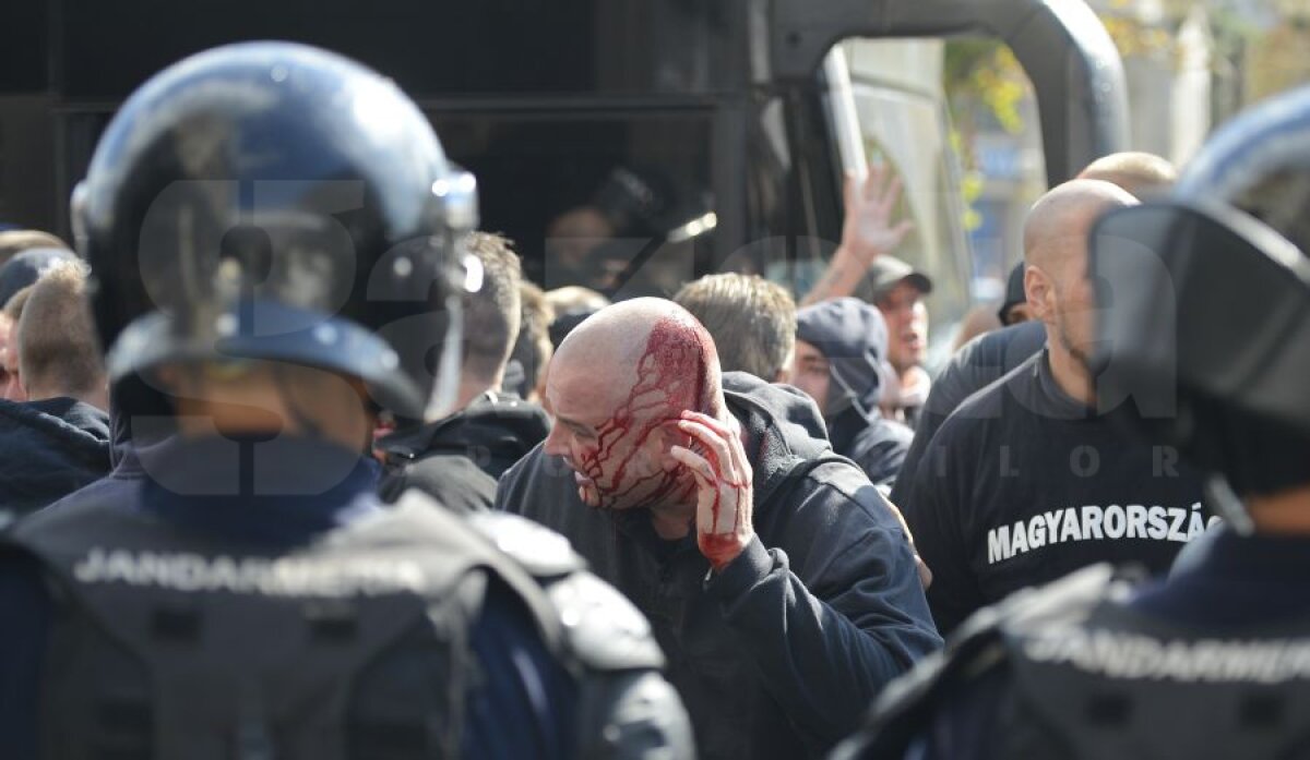 VIDEO şi FOTO Violenţele s-au mutat în stadion! Jandarmii au intervenit în forţă în sectorul ultraşilor maghiari
