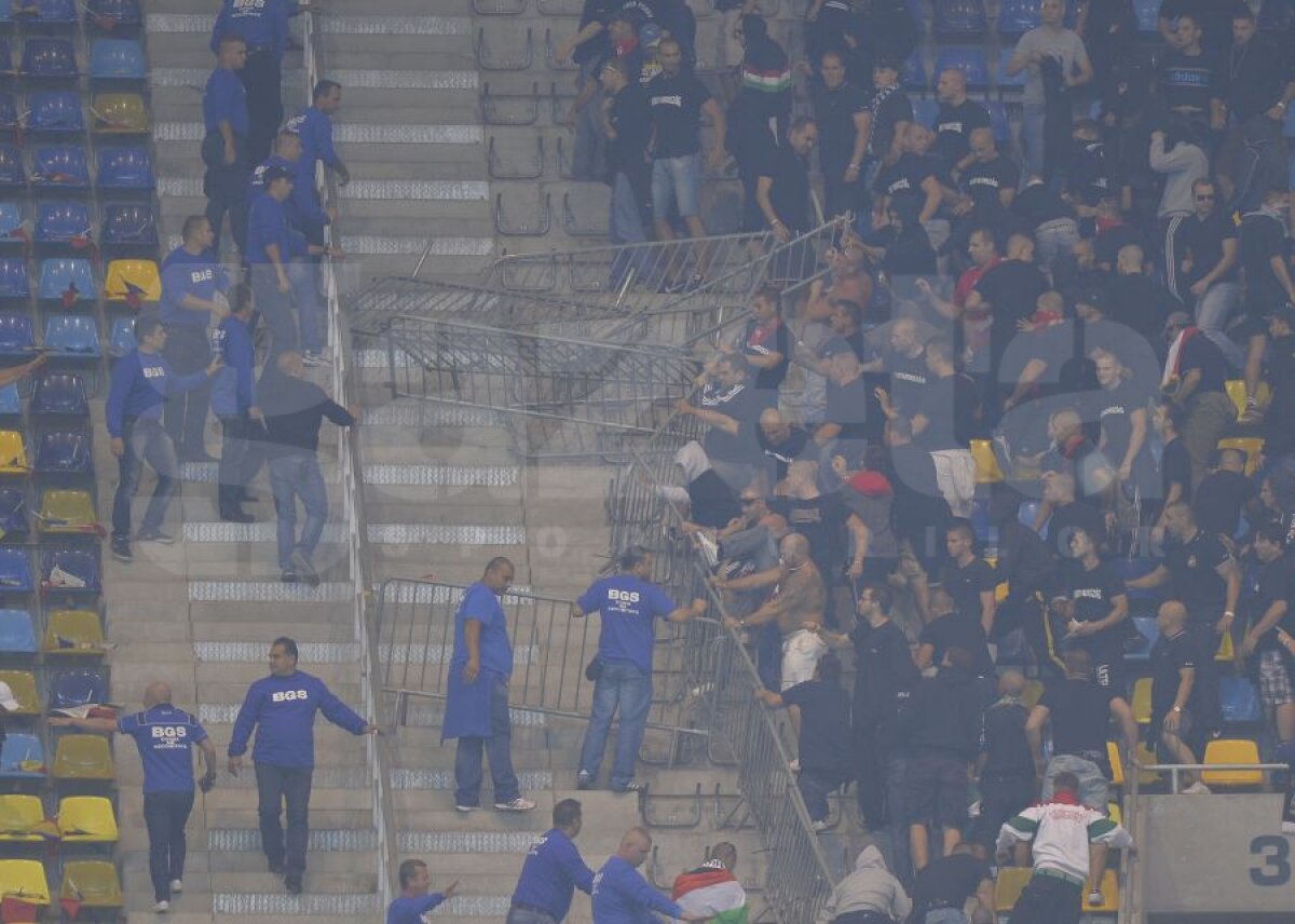 VIDEO şi FOTO Violenţele s-au mutat în stadion! Jandarmii au intervenit în forţă în sectorul ultraşilor maghiari