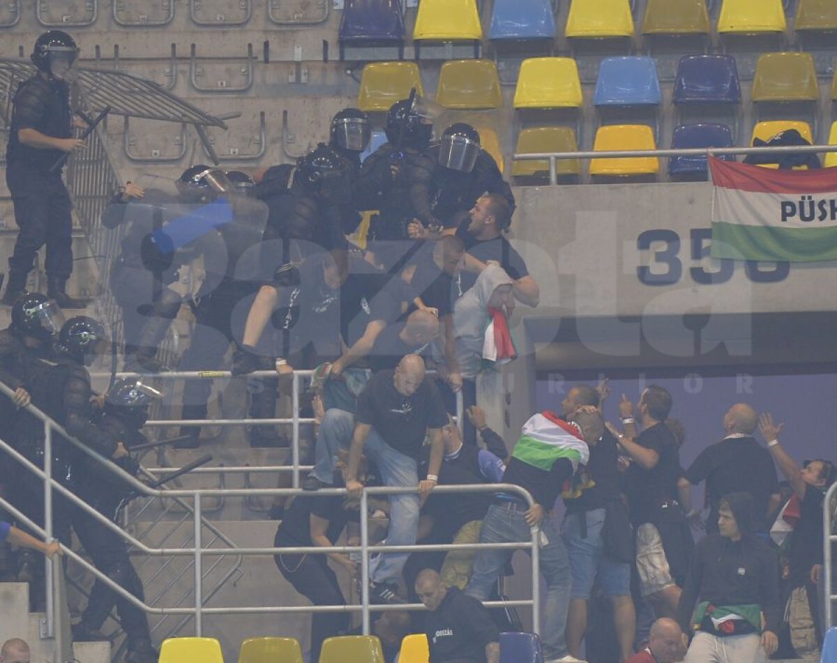 VIDEO şi FOTO Violenţele s-au mutat în stadion! Jandarmii au intervenit în forţă în sectorul ultraşilor maghiari