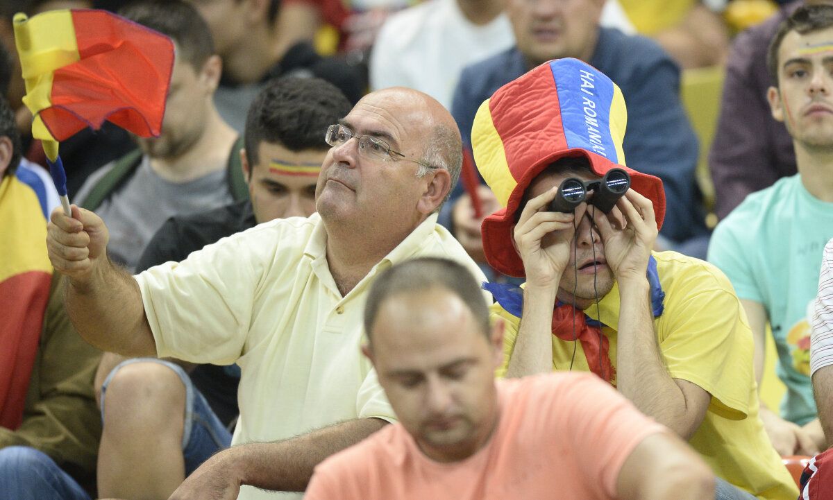 FOTO Un stadion cît o patrie » Suporterii naţionalei i-au dus către victorie pe jucătorii lui Piţurcă