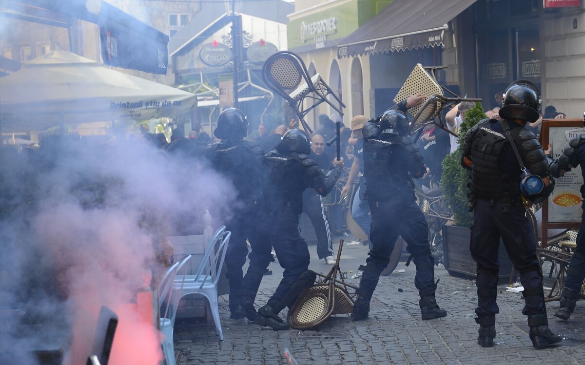 FOTO Jandarmeria explică de ce maghiarii nu au fost conduşi direct în fan-zone: "Am făcut cum au vrut ei!" :O