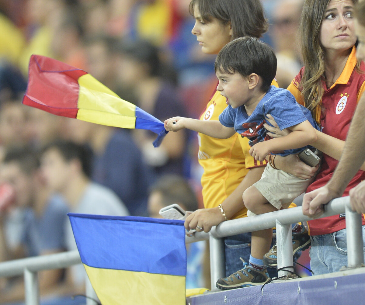 FOTO Cîtă frunză, cîtă iarbă! » Spectatorii au creat o atmosferă senzaţională la partida cu Turcia