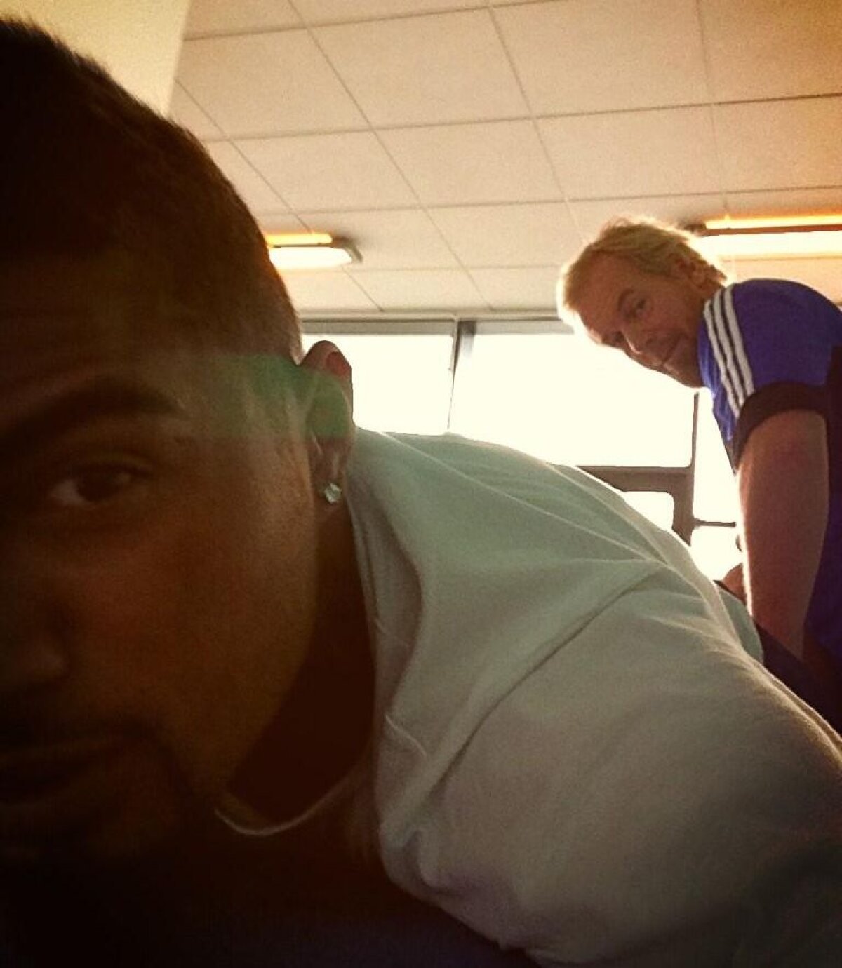 FOTO Prinţul lor la masaj, al nostru pierdut în peisaj! Boateng a intrat pe mîna fizioterapeutului în timp ce Cristea poza în parc :D