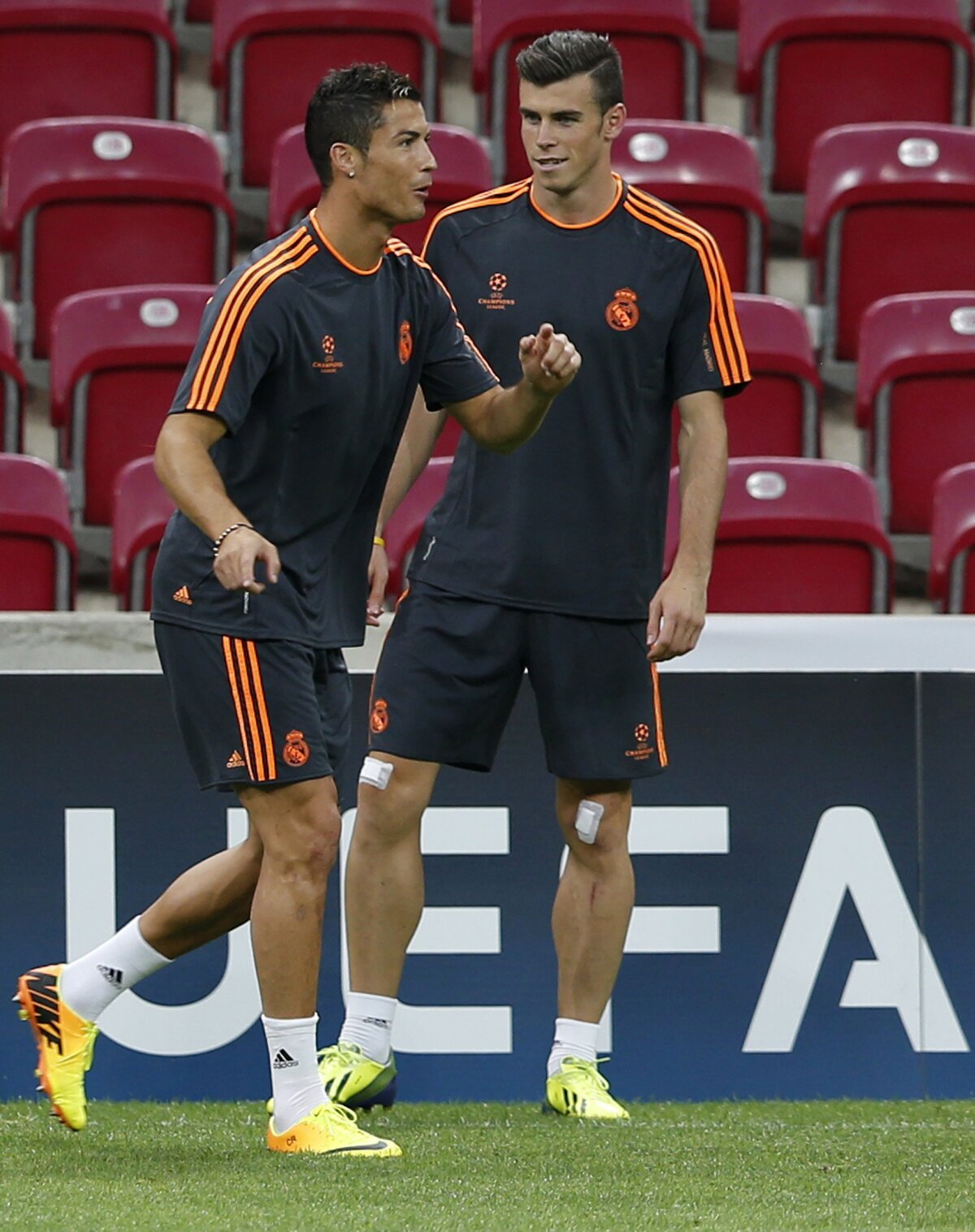 FOTO De nedespărţit » Bale se poartă ca un copil ce şi-a cunoscut idolul la antrenamentele cu Ronaldo :D