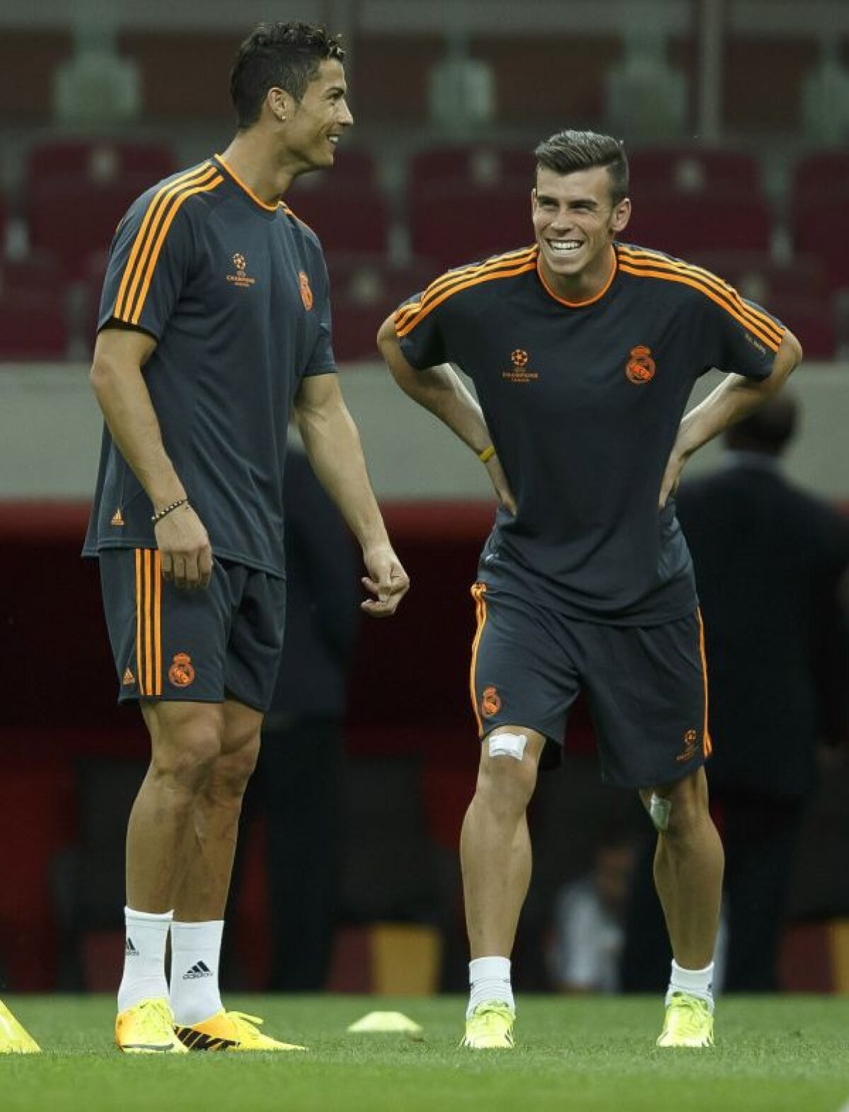 FOTO De nedespărţit » Bale se poartă ca un copil ce şi-a cunoscut idolul la antrenamentele cu Ronaldo :D