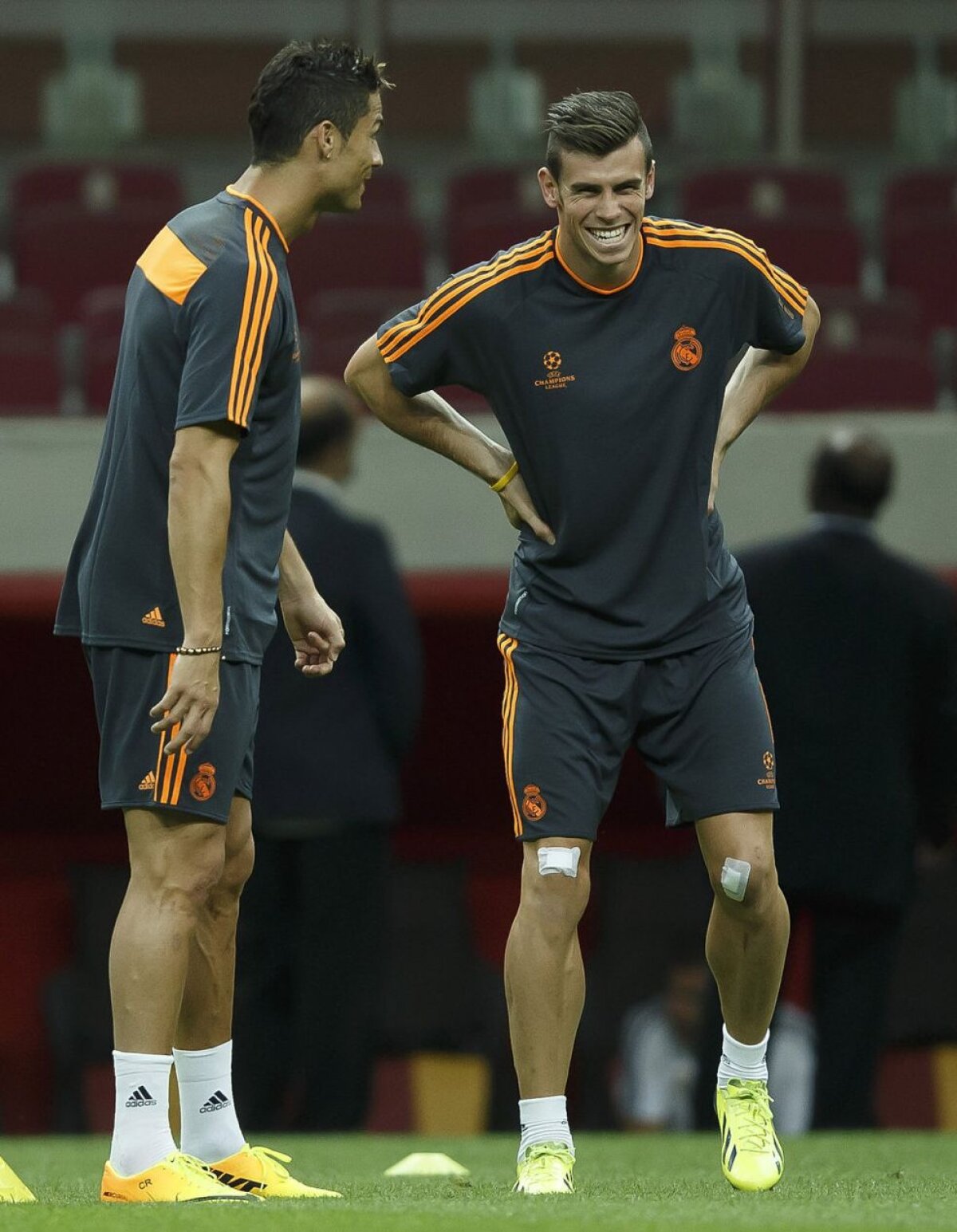 FOTO De nedespărţit » Bale se poartă ca un copil ce şi-a cunoscut idolul la antrenamentele cu Ronaldo :D