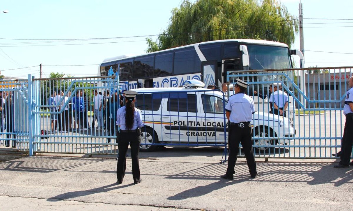 Au început greva! » Jucătorii de la FC U Craiova vor să se antreneze din nou pe Oblemenco: ”E casa noastră!”