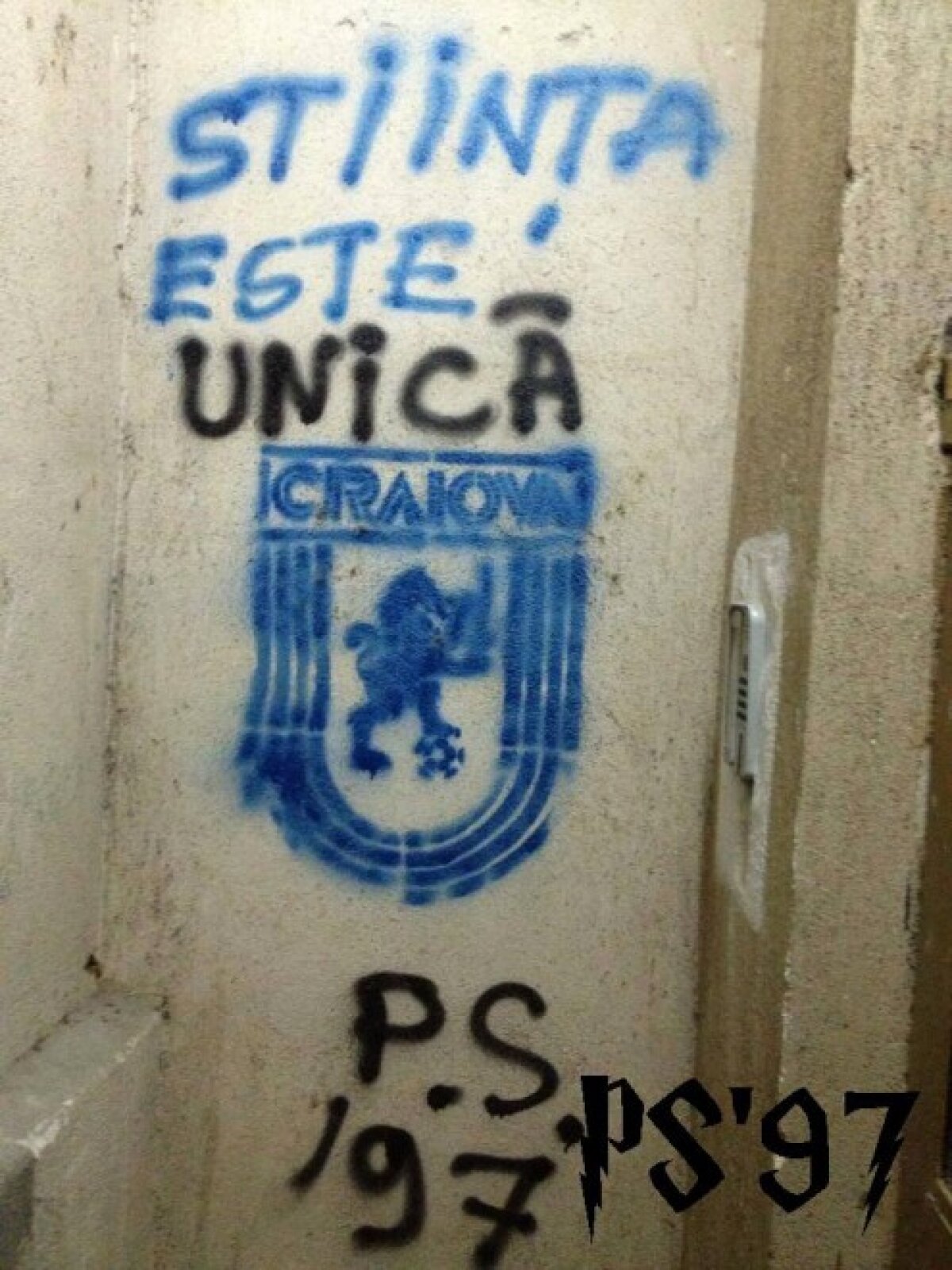 FOTO Ca la olteni, la nimeni! » Fanii Universităţii au vrut să vopsească locuinţa lui Pavel Badea, dar au nimerit la vecin :D