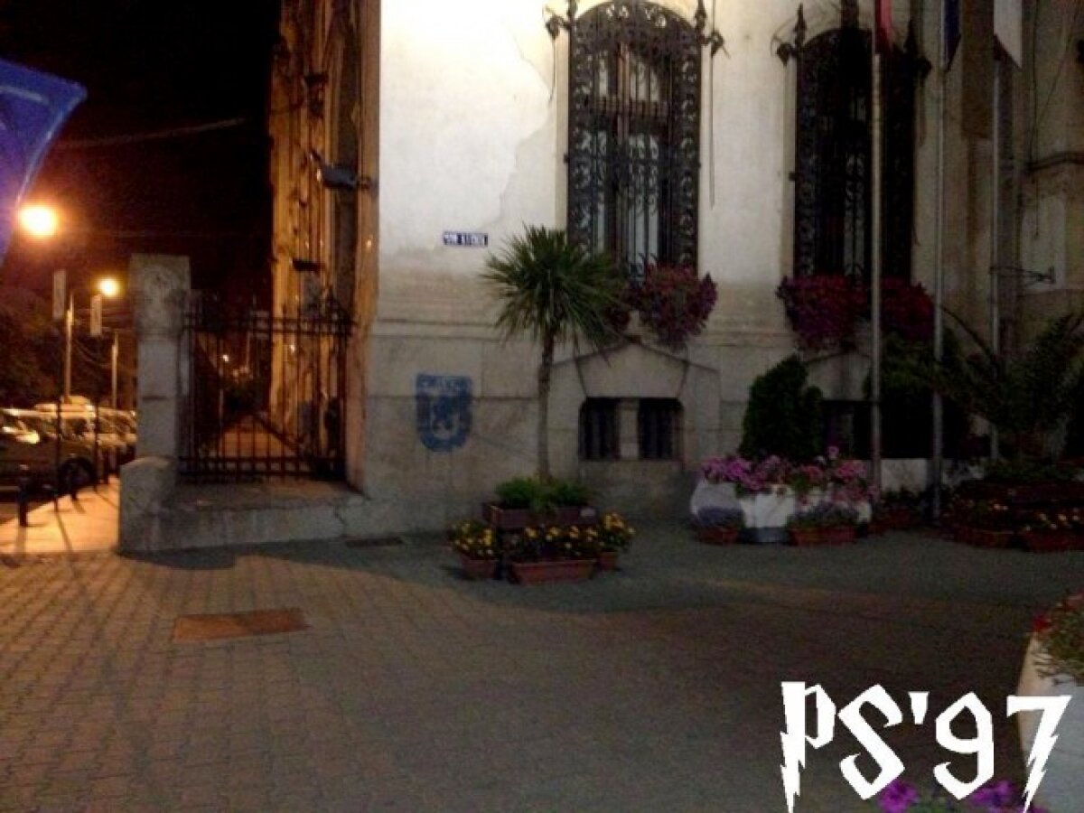 FOTO Ca la olteni, la nimeni! » Fanii Universităţii au vrut să vopsească locuinţa lui Pavel Badea, dar au nimerit la vecin :D