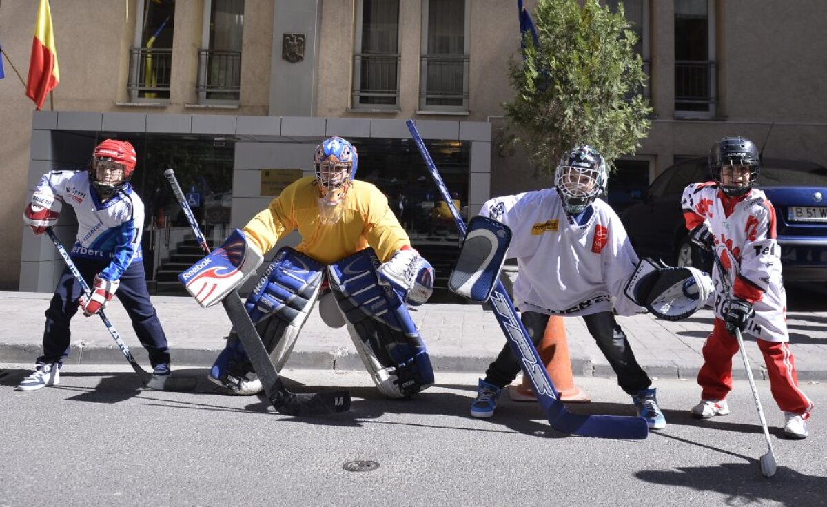 FOTO Copii patinatori şi hocheişti au protestat în faţa MTS: "Vrem patinoar!"