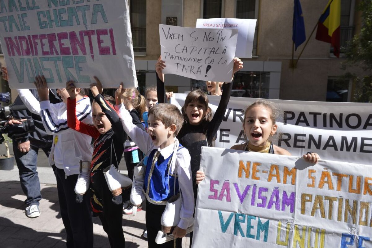 FOTO Copii patinatori şi hocheişti au protestat în faţa MTS: "Vrem patinoar!"