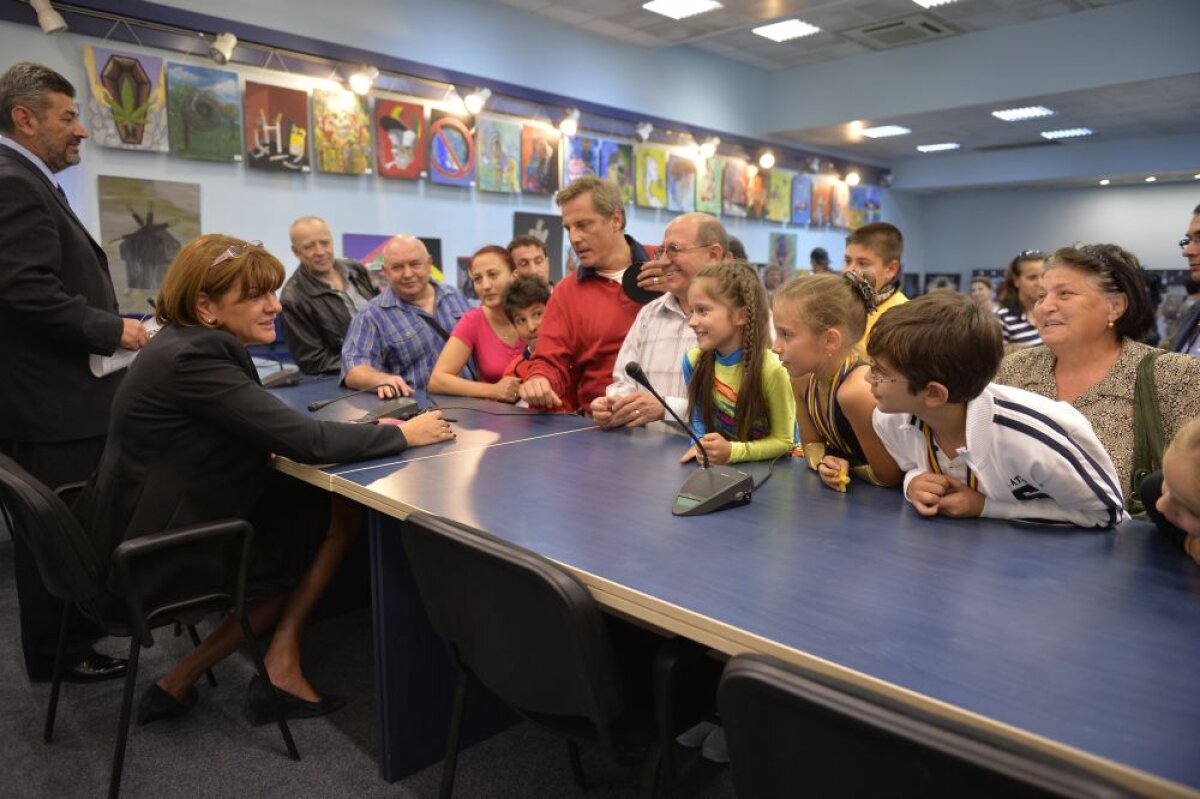 FOTO Copii patinatori şi hocheişti au protestat în faţa MTS: "Vrem patinoar!"