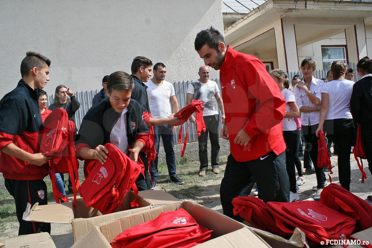 FOTO Dinamoviştii au împărţit ghiozdane, rechizite şi apă în comuna lui Bute