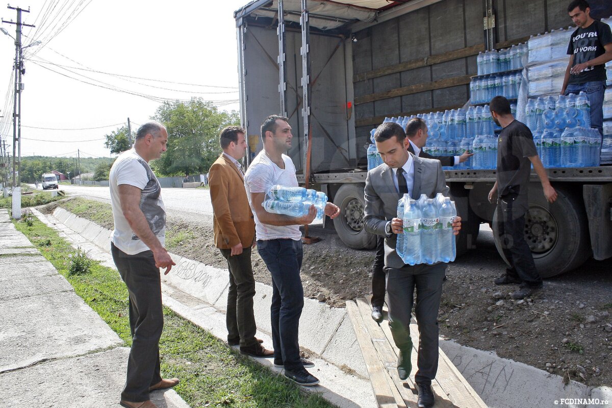 FOTO Dinamoviştii au împărţit ghiozdane, rechizite şi apă în comuna lui Bute