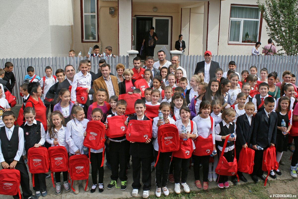 FOTO Dinamoviştii au împărţit ghiozdane, rechizite şi apă în comuna lui Bute