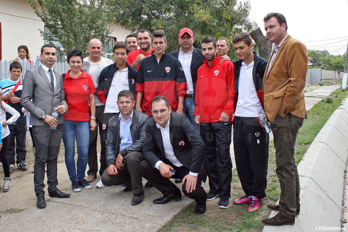 FOTO Dinamoviştii au împărţit ghiozdane, rechizite şi apă în comuna lui Bute