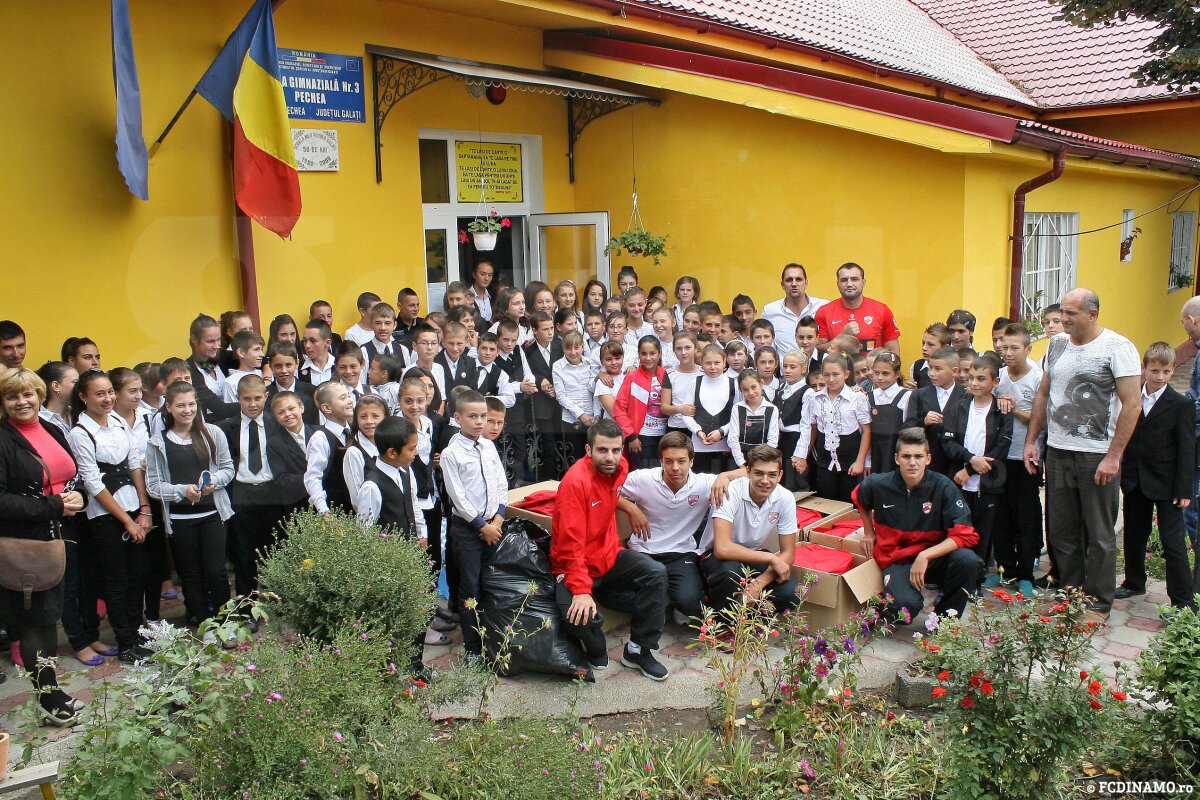 FOTO Dinamoviştii au împărţit ghiozdane, rechizite şi apă în comuna lui Bute