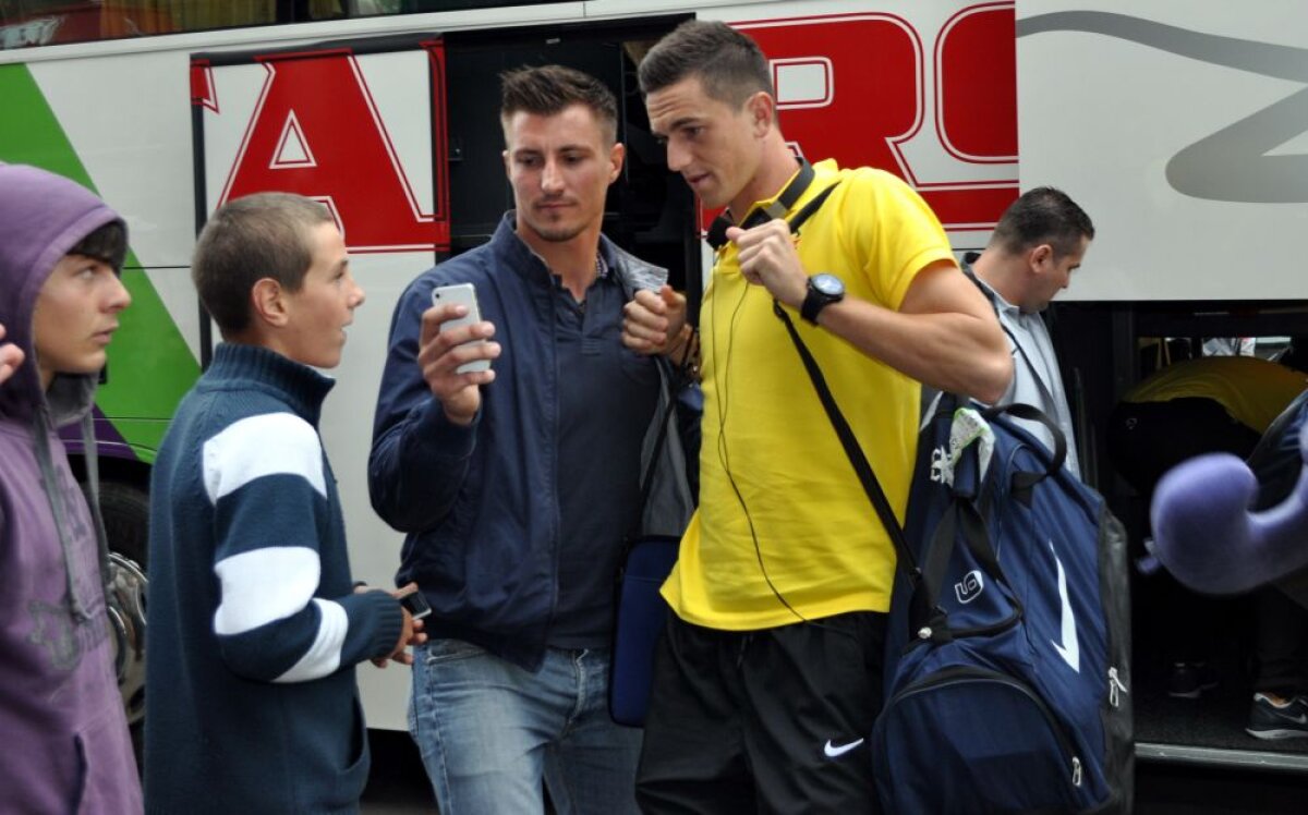 FOTO Şi primarul e fan Steaua! » Steliştii au fost asaltaţi de suporteri la sosirea la Botoşani