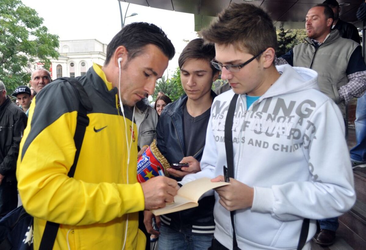 FOTO Şi primarul e fan Steaua! » Steliştii au fost asaltaţi de suporteri la sosirea la Botoşani