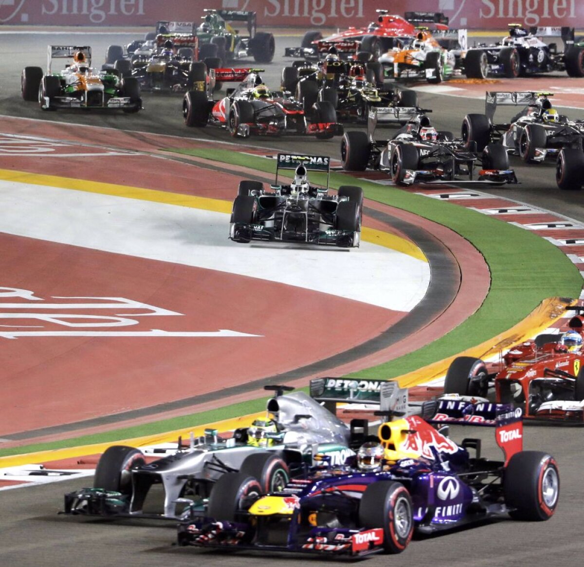 Cine-l mai opreşte pe Vettel? » Pilotul german şi-a mai trecut în palmares un trofeu: la Singapore