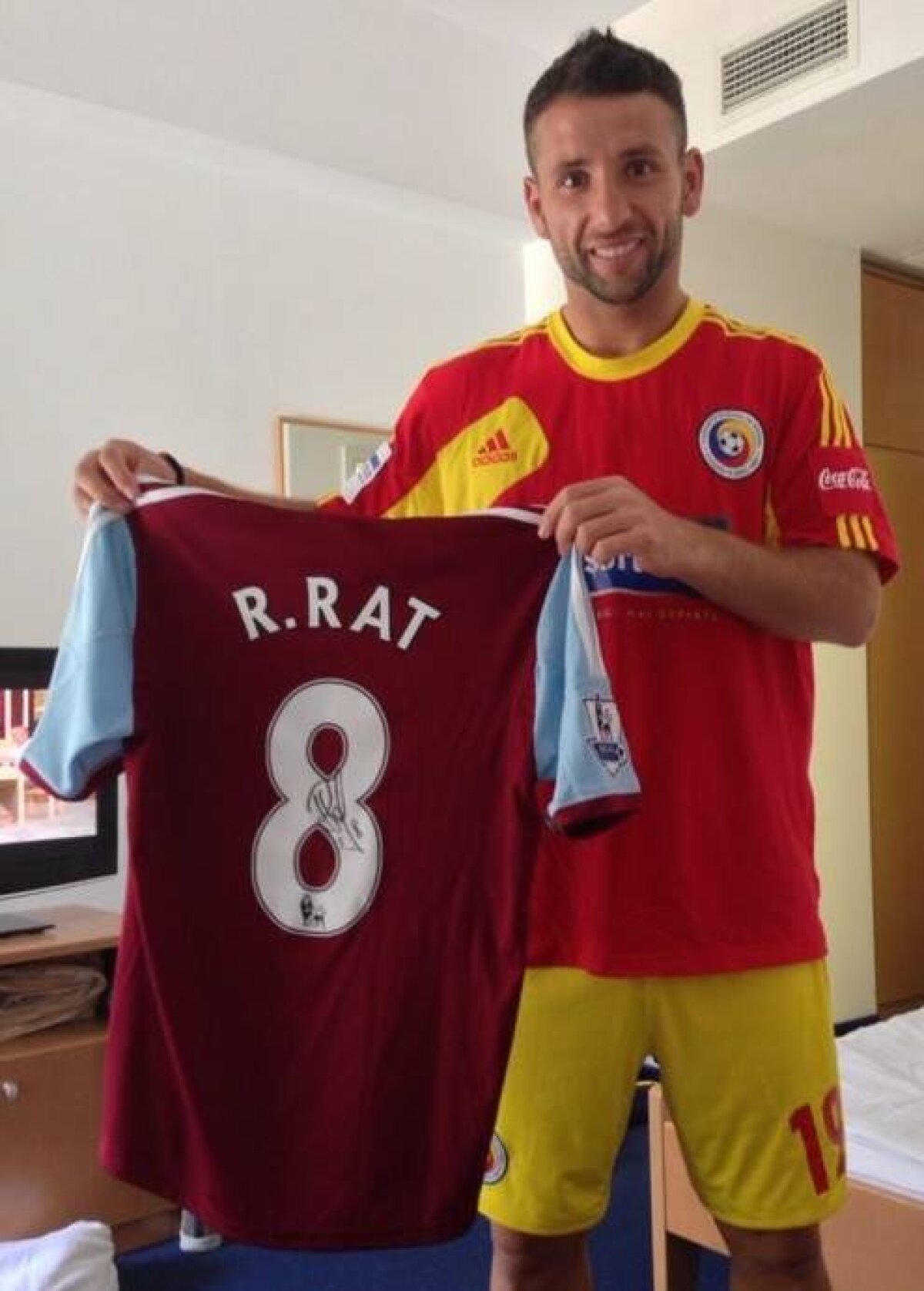 GALERIE FOTO Lucian Goian, un fotbalist cu suflet mare » Fostul dinamovist organizează licitaţii caritabile cu tricouri ale fotbaliştilor