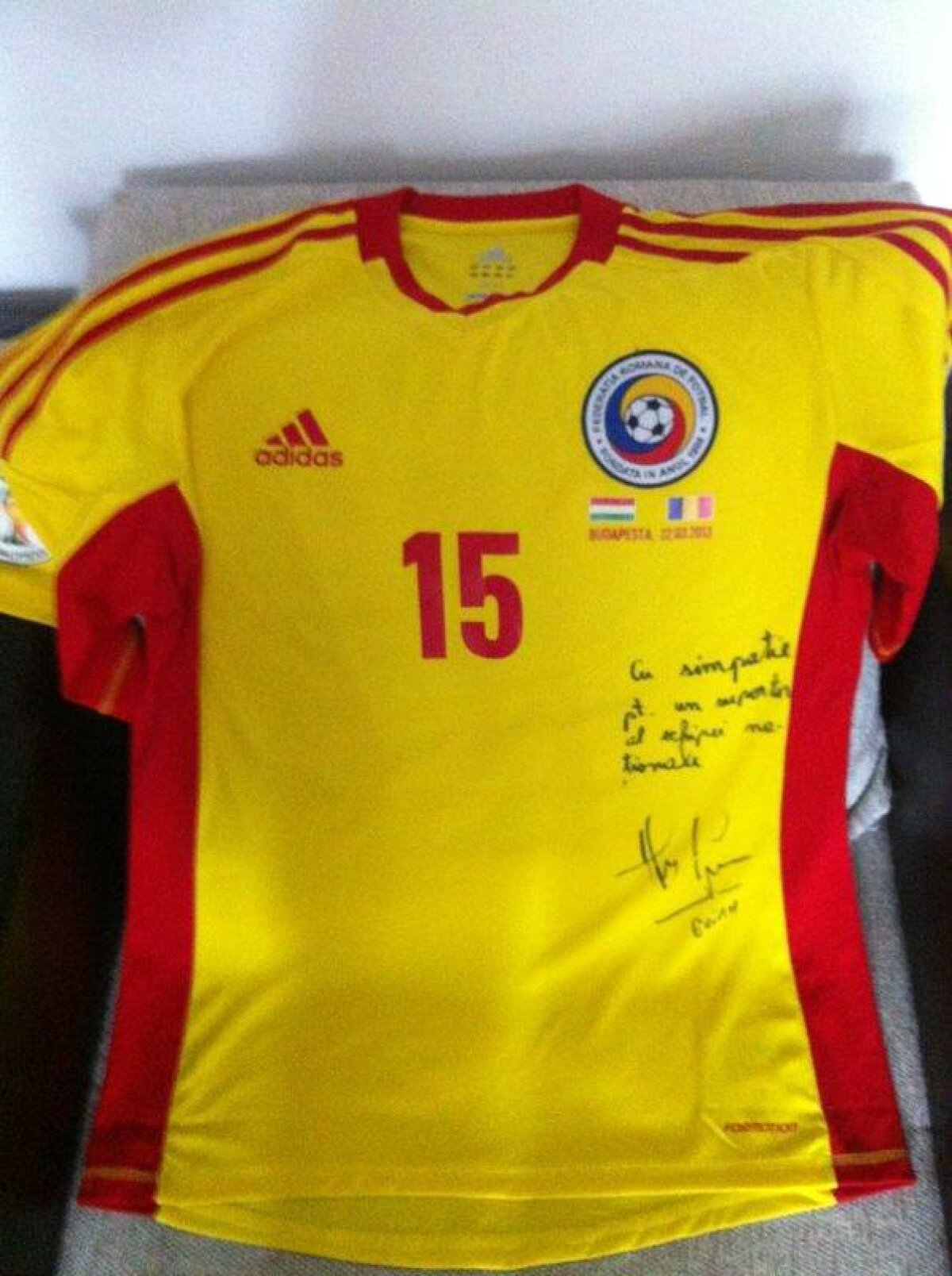 GALERIE FOTO Lucian Goian, un fotbalist cu suflet mare » Fostul dinamovist organizează licitaţii caritabile cu tricouri ale fotbaliştilor