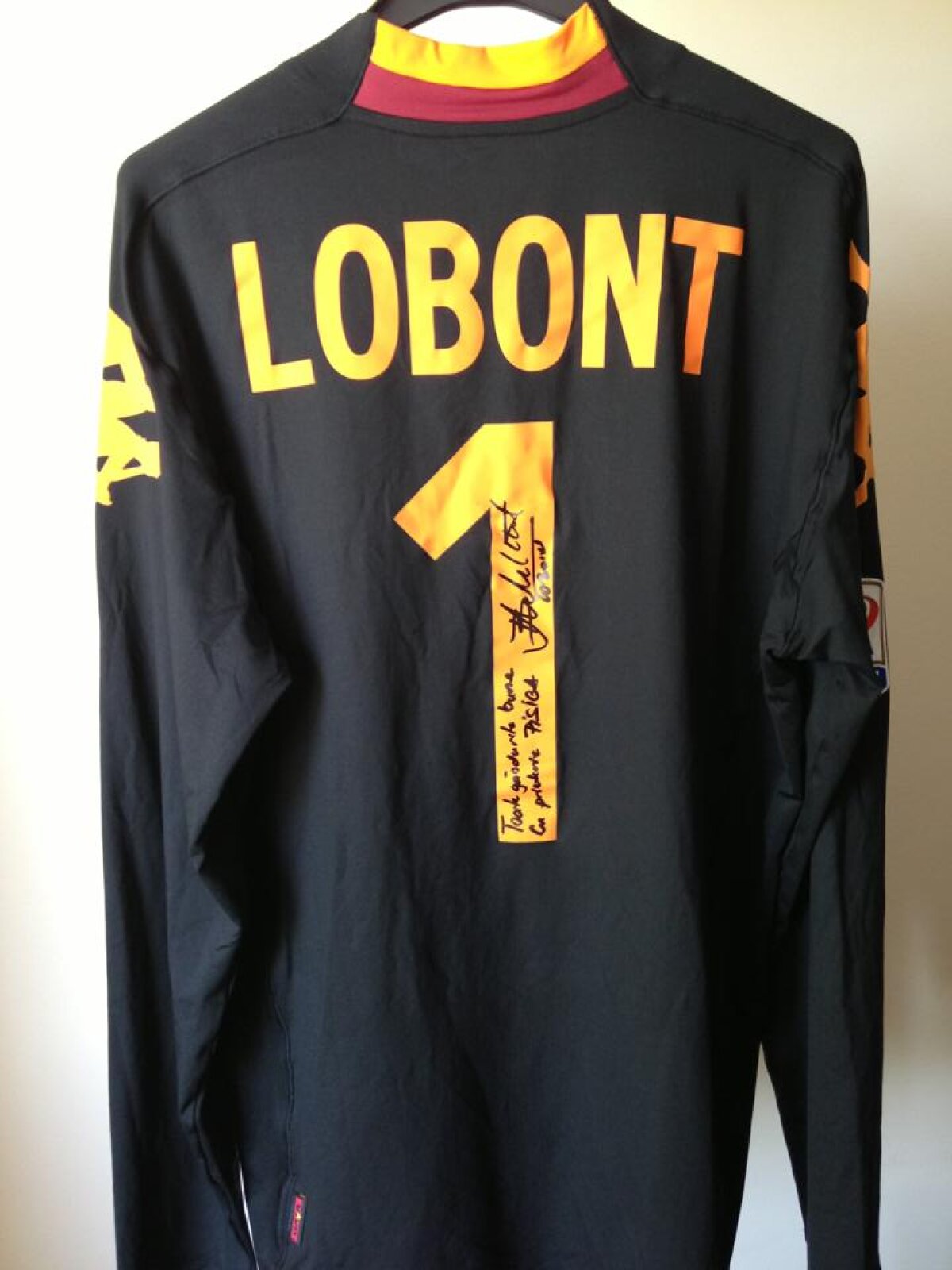 GALERIE FOTO Lucian Goian, un fotbalist cu suflet mare » Fostul dinamovist organizează licitaţii caritabile cu tricouri ale fotbaliştilor