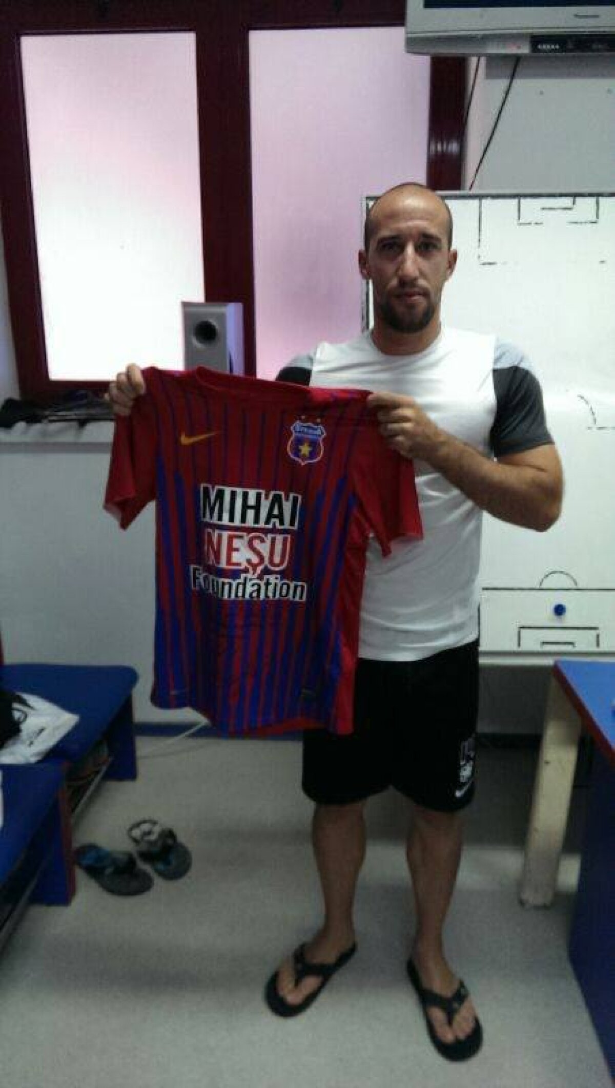 GALERIE FOTO Lucian Goian, un fotbalist cu suflet mare » Fostul dinamovist organizează licitaţii caritabile cu tricouri ale fotbaliştilor