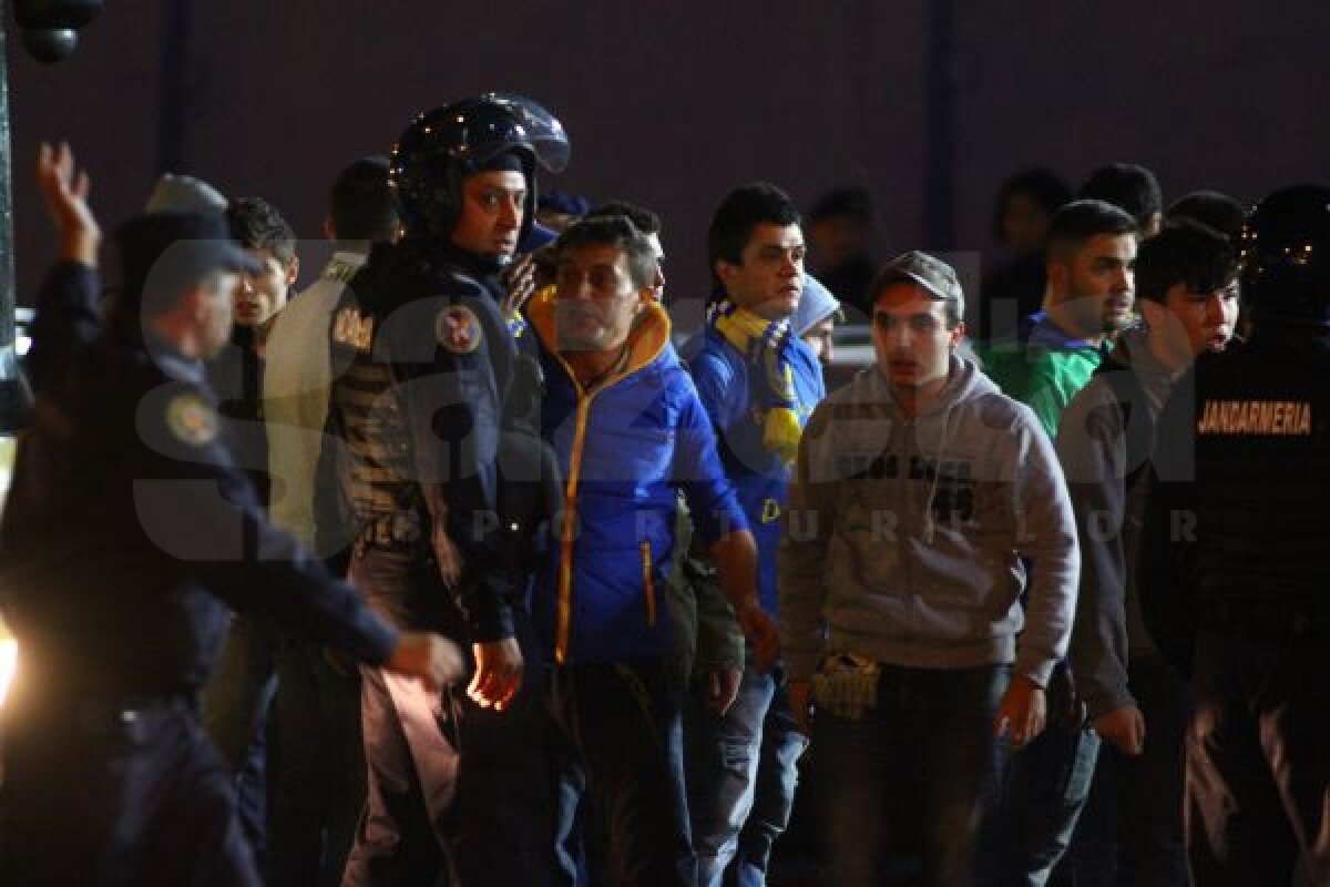 VIDEO+FOTO Ciocniri violente la Severin » Fanii Craiovei şi cei ai Petrolului s-au bătut pe străzi!