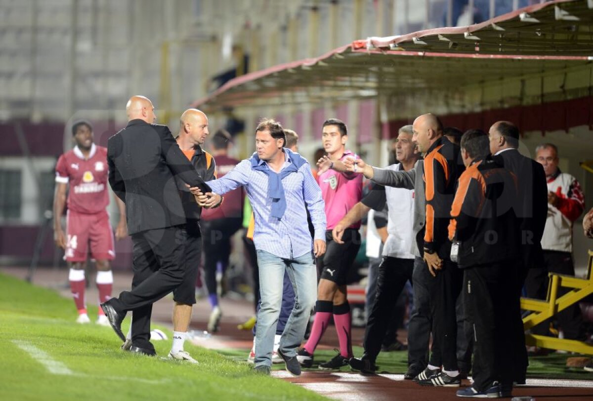 FOTO Incidente în Giuleşti, provocate de fanii Rapidului » Miriuţă, "bombardat" de suporteri!