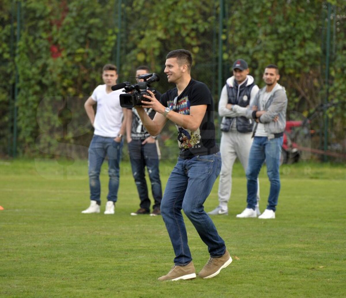 GALERIE FOTO Grătar şi voie bună la Săftica » Dinamoviştii au ieşit la iarbă verde cu familiile