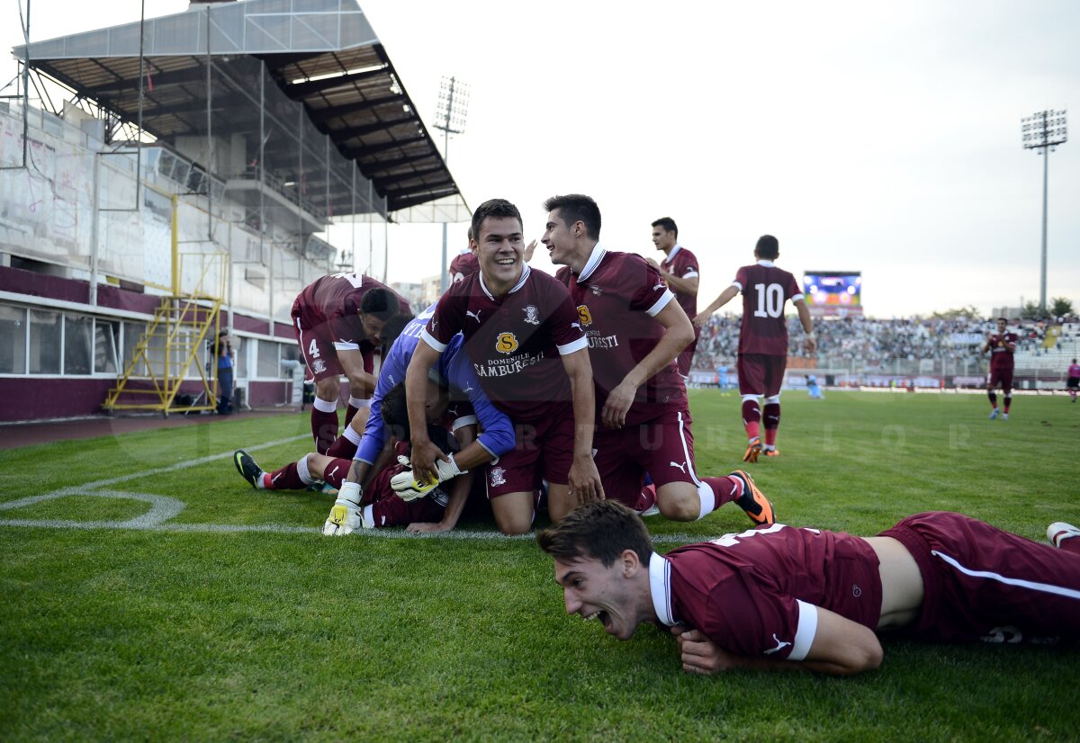 FOTO Bucuria unui gol... nepreţuită! S-a pus în cap de fericire după golul lui Doman!